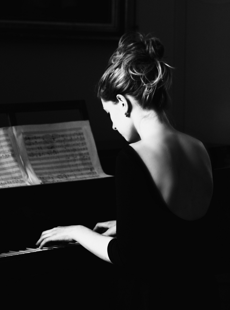 piano lady in b/w