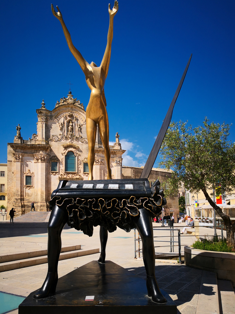 Piano surrealista Salvator Dalì a Matera