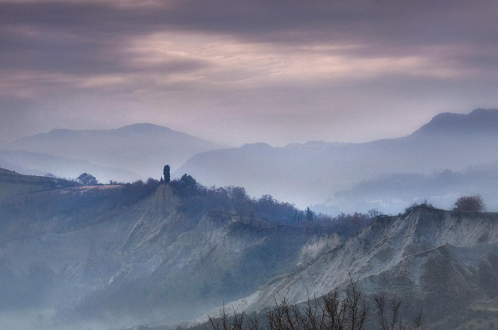 Pianoro questa mattina con una foschia rosa ...