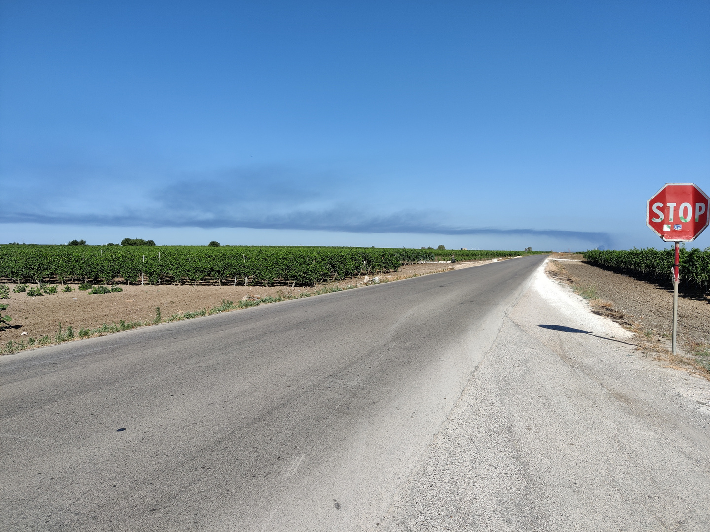 Pianure del Primitivo con lunga scia di fumo in lontananza