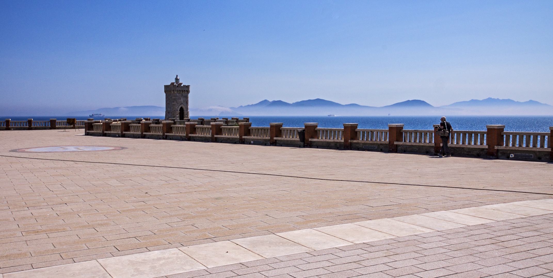 Piazza Bovio con il faro