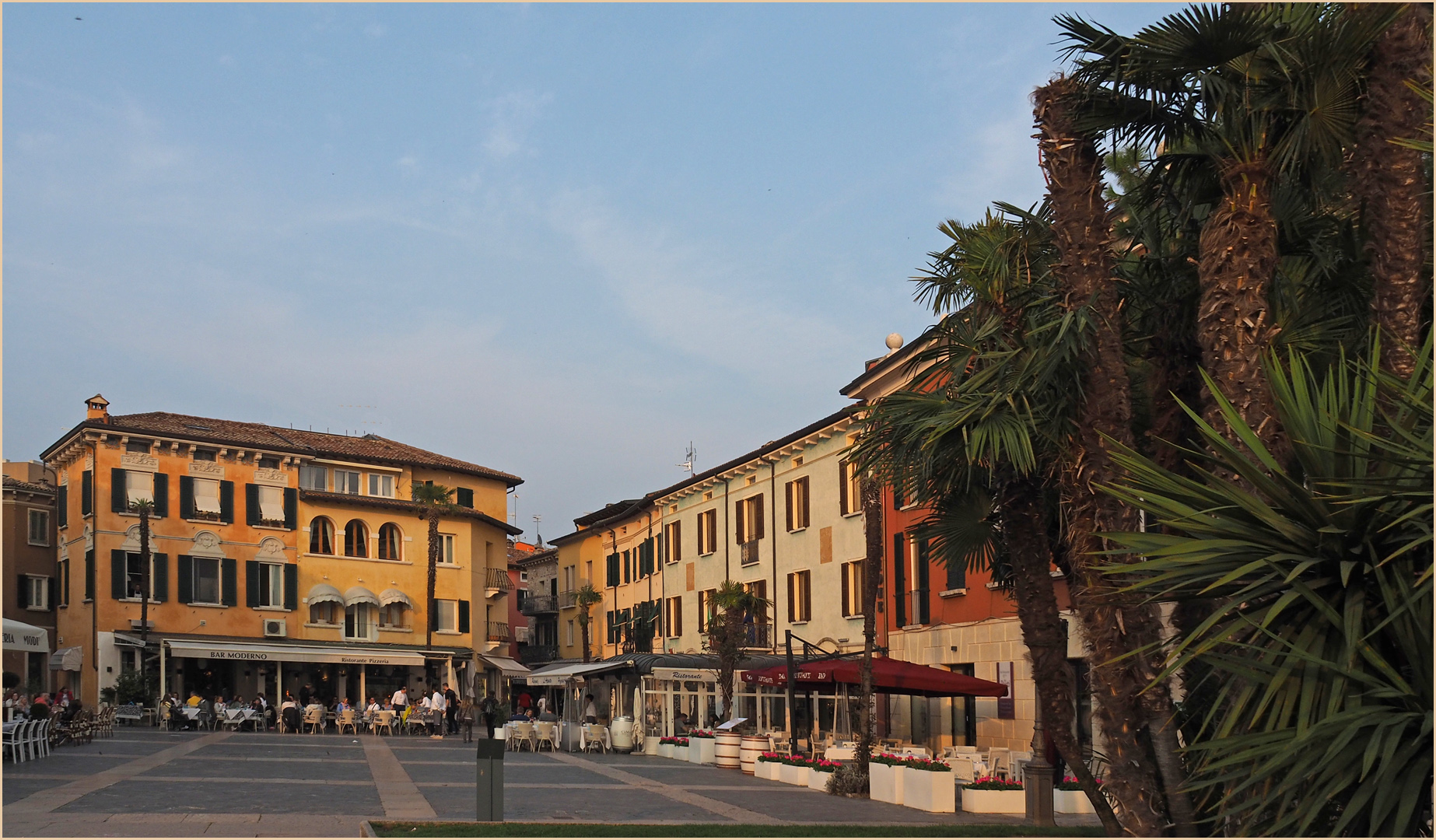 Piazza Carducci	-- Sirmione	