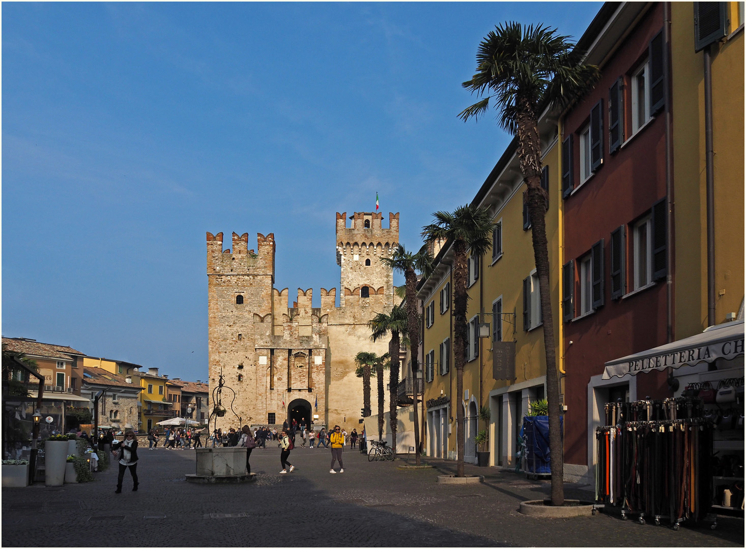 Piazza Castello et Château des Scaligeri  --  Sirmione