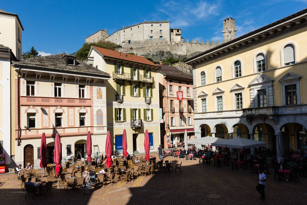 Piazza Collegiata und das Castelgrande in Bellinzona