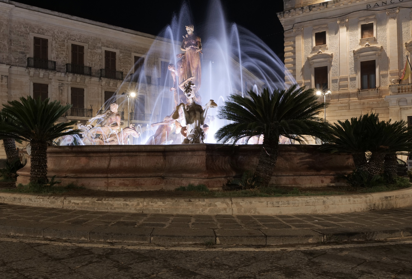 Piazza con Fontana