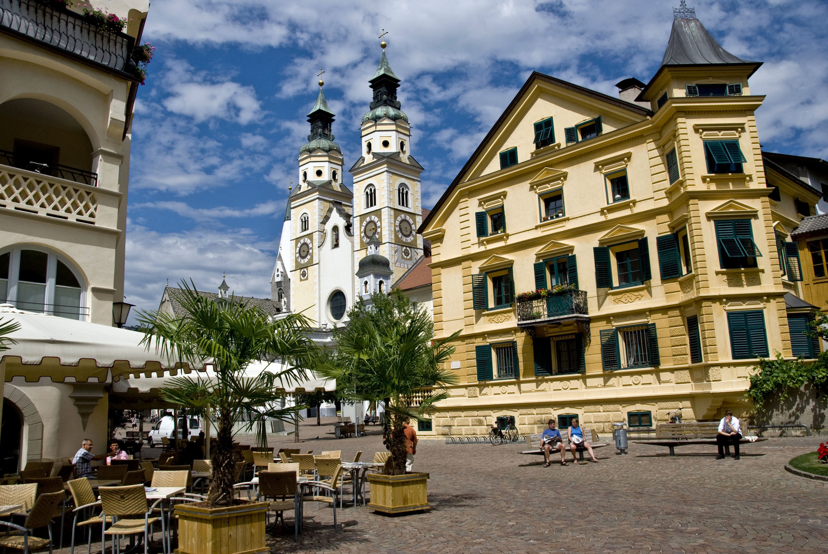 PIAZZA CON LO SFONDO DUOMO DI BRESSANONE (BZ)