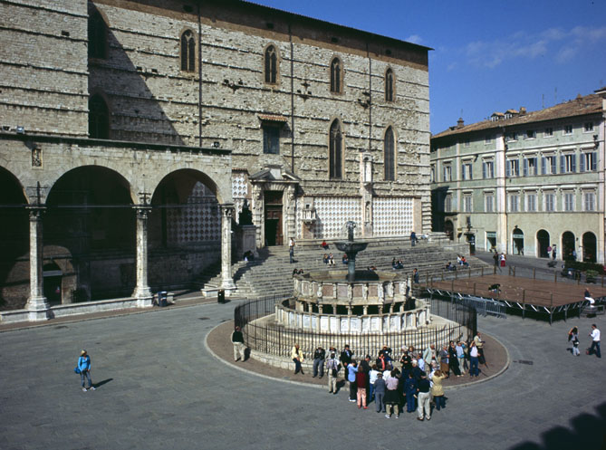 piazza con turisti