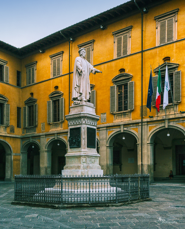 Piazza del Comune con monumento a Datini