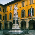 Piazza del Comune con monumento a Datini