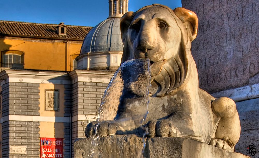 Piazza del Popolo - Particolare delle fontane alla base dell' Obelisco