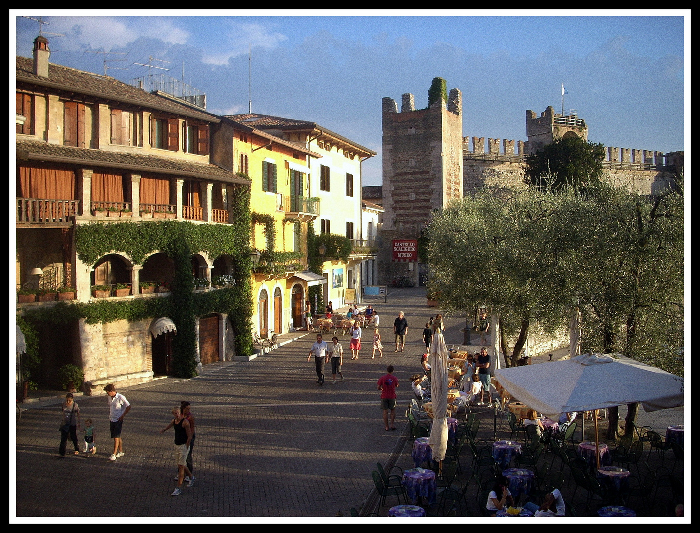 Piazza del porto: Torri del benaco