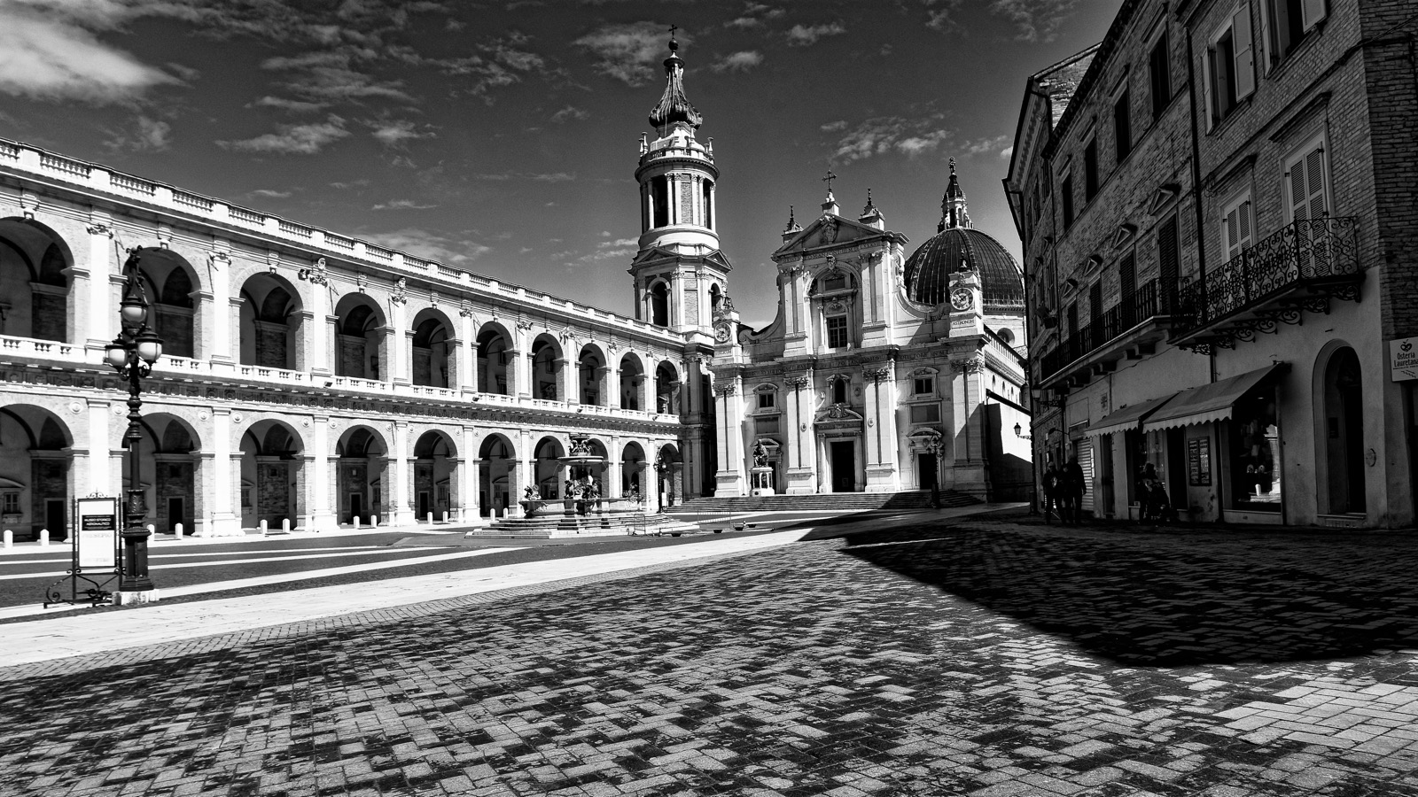 PIAZZA DELLA BASILICA  DI LORETO