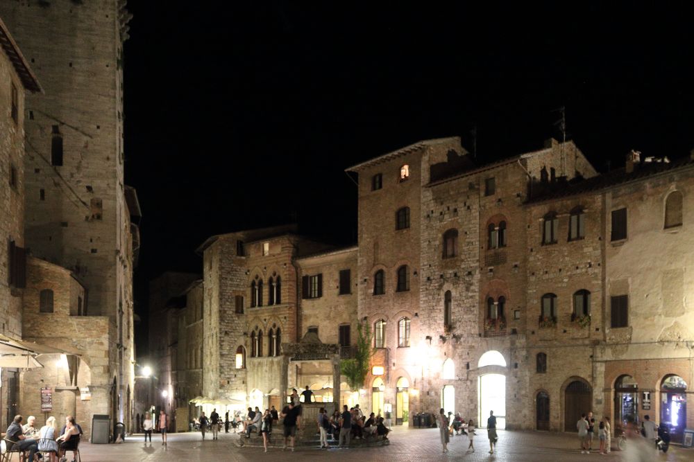 Piazza della Cisterna in San Gimignano / Toskana