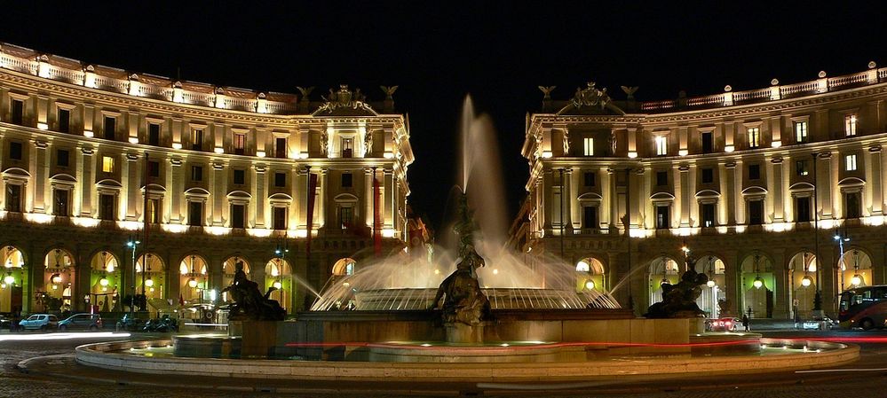 ...Piazza della Repubblica...