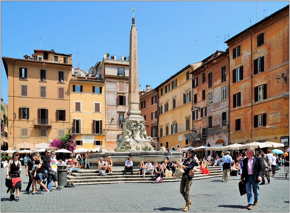 ... Piazza della Rotonda ...