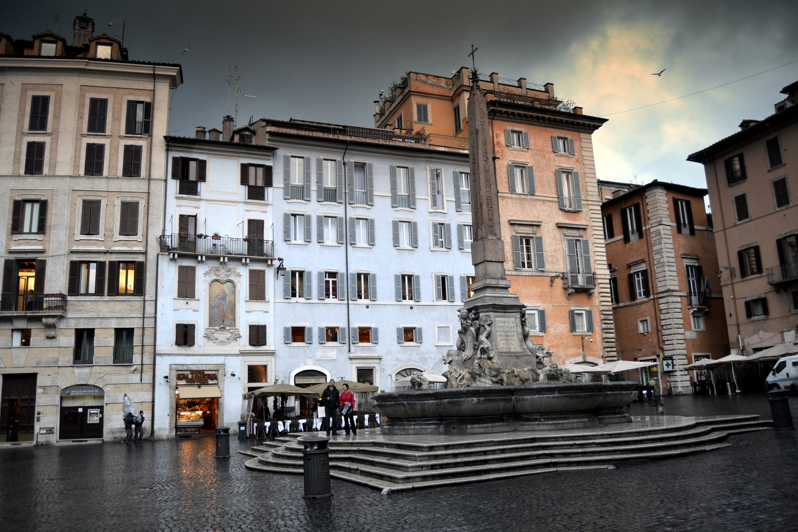 Piazza della Rotonda, una mattina piovosa