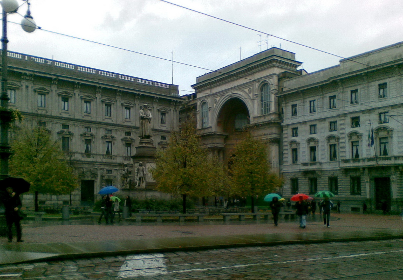 piazza della scala sotto la pioggia