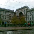 piazza della scala sotto la pioggia