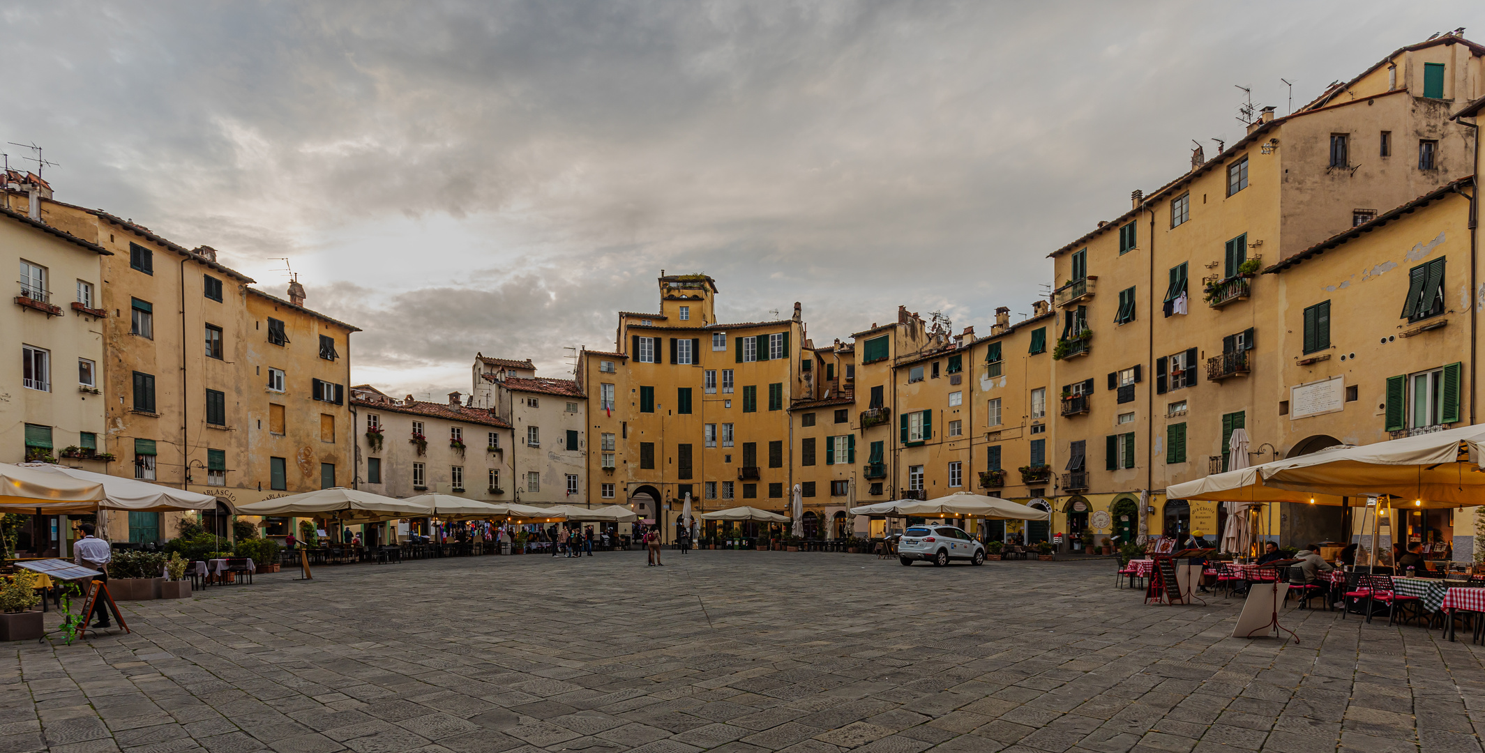 Piazza dell`Anfiteatro in Lucca