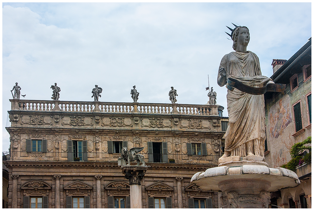 Piazza delle Erbe mit "Madonna Verona"