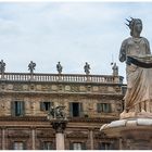 Piazza delle Erbe mit "Madonna Verona"