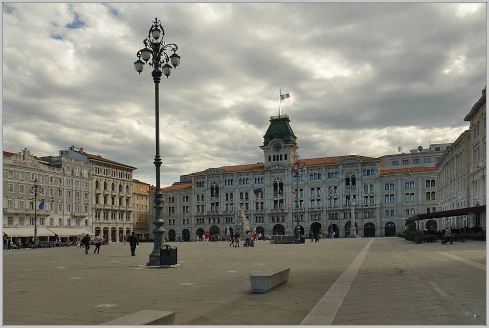 Piazza dell'Unità d'Italia...