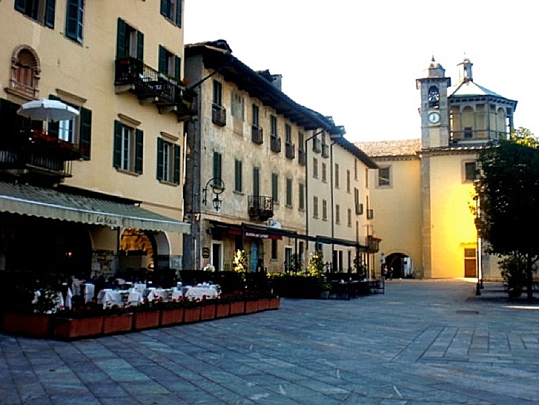 Piazza in Cannobio /  Lago Maggiore