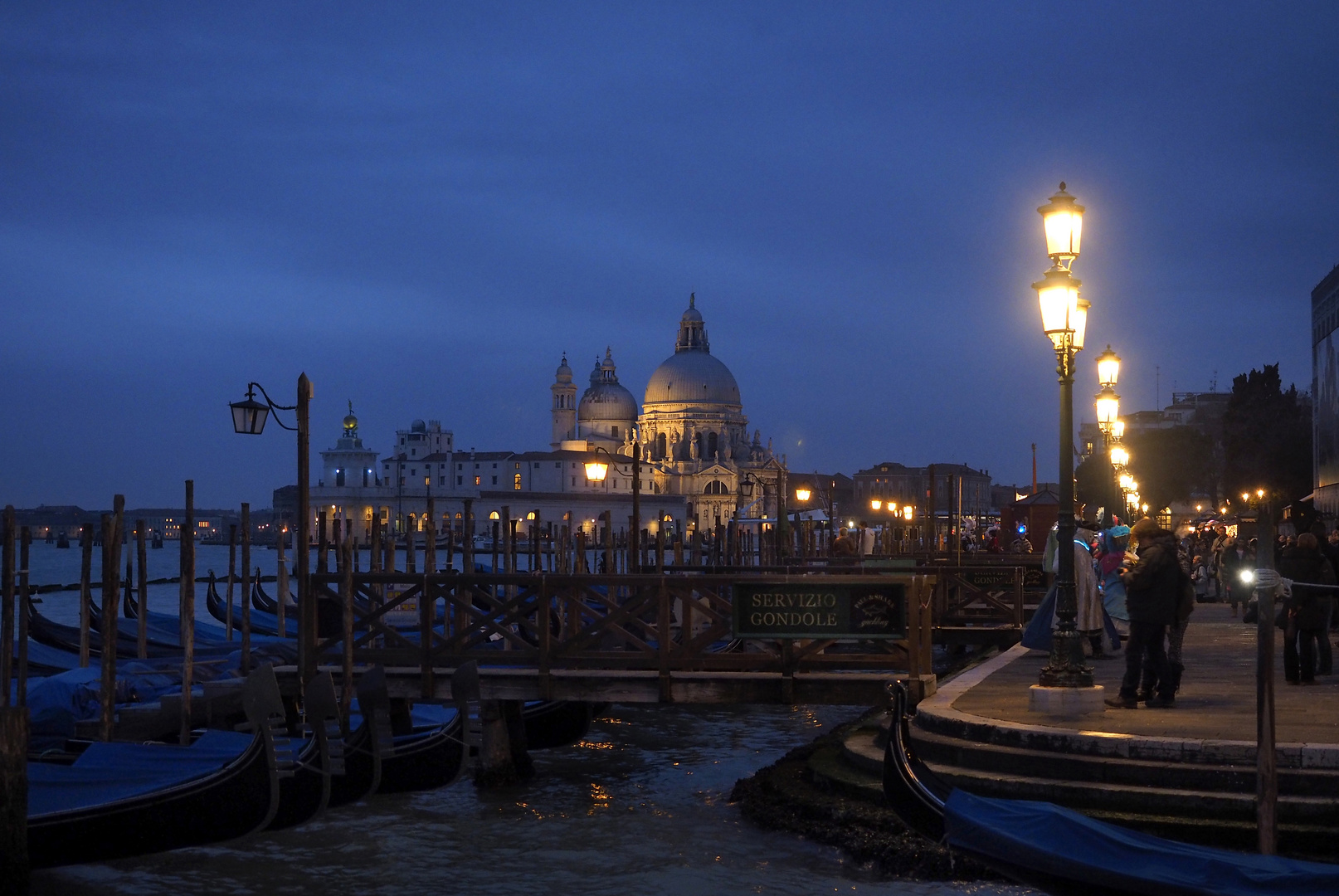 Piazza in Venedig  zur blauen Stunde