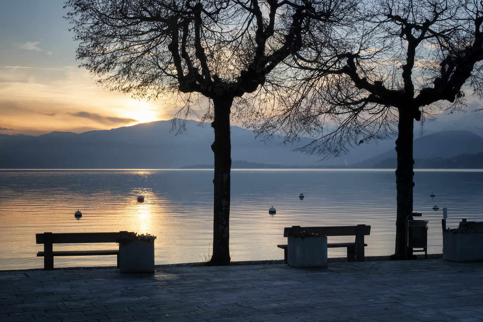 Piazza lago al tramonto