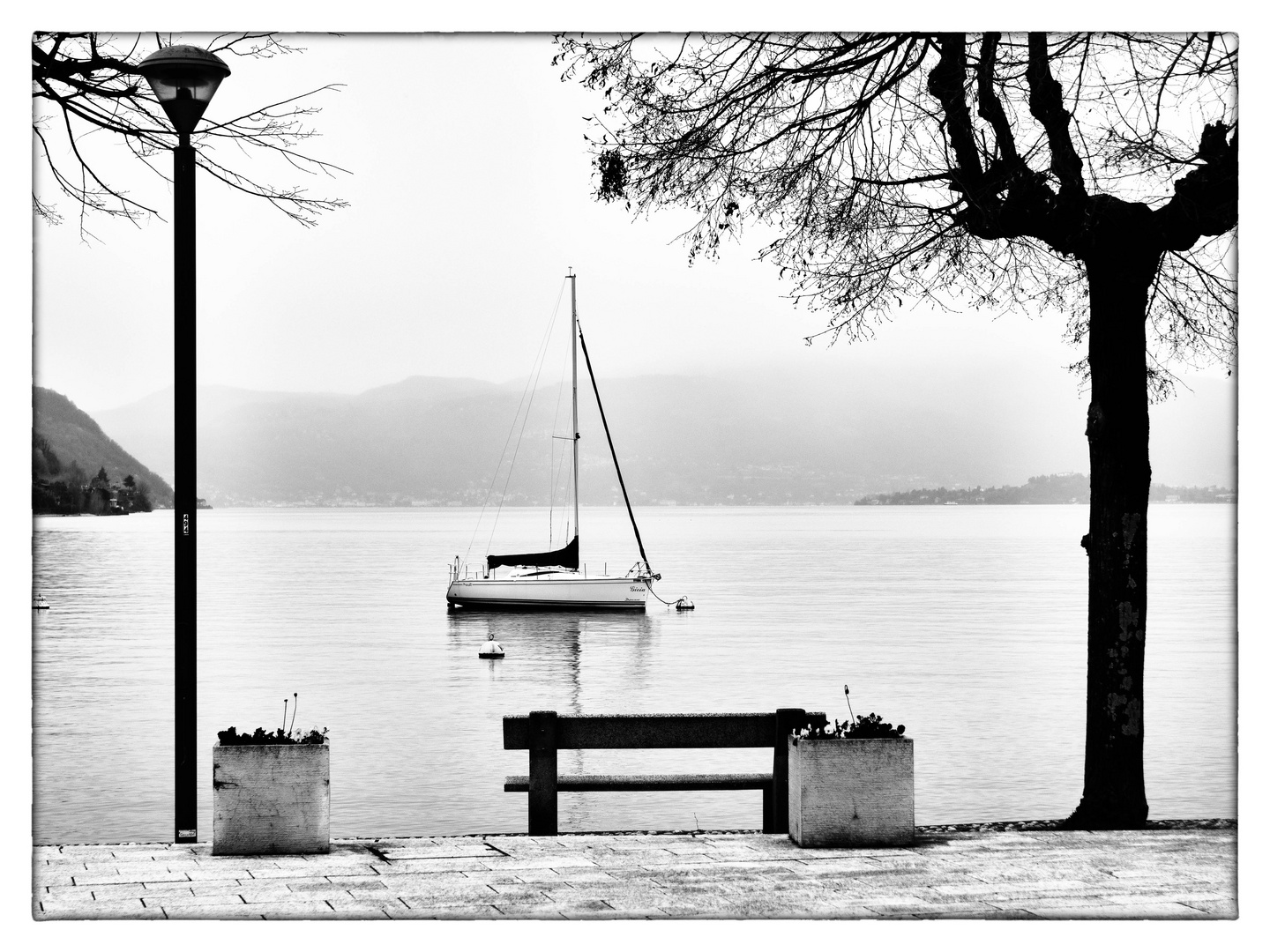 Piazza lago, Caldè