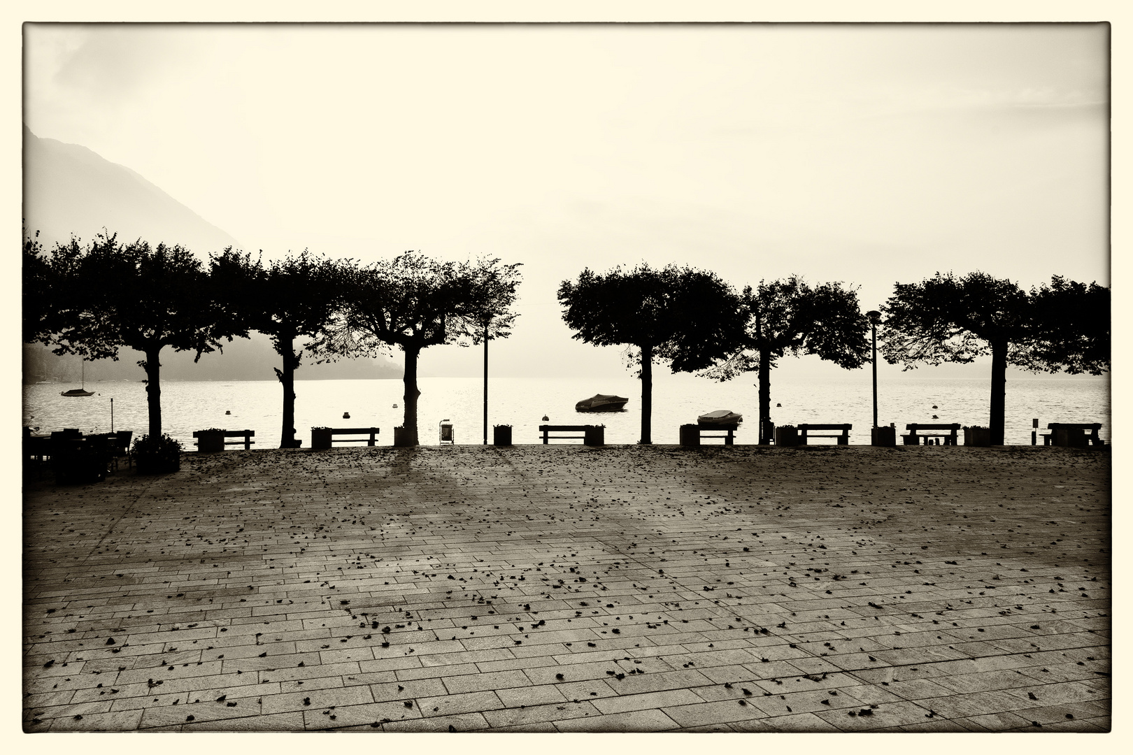 Piazza Lago, Caldè