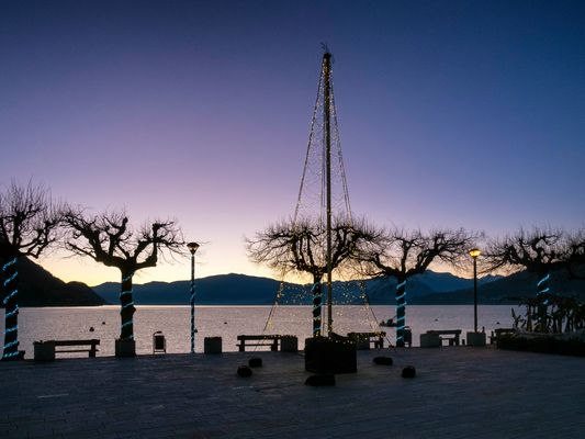 Piazza Lago, Caldè, al tramonto