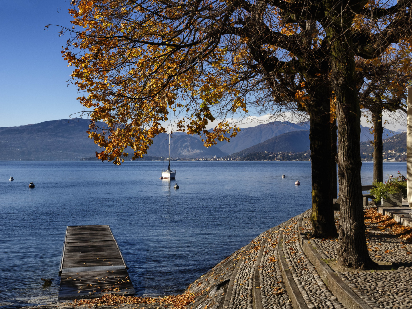 Piazza lago, Caldè