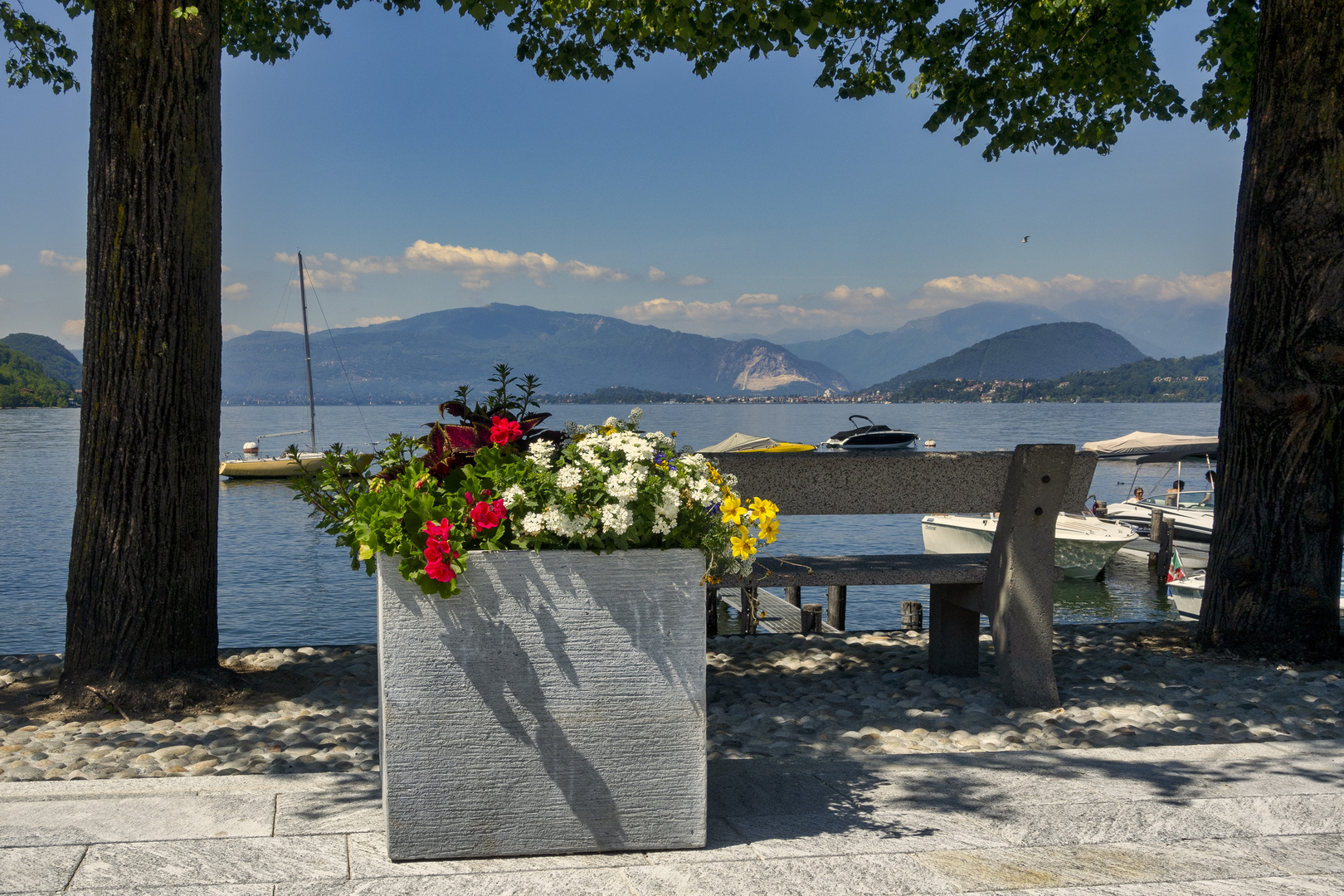 Piazza Lago, Caldè