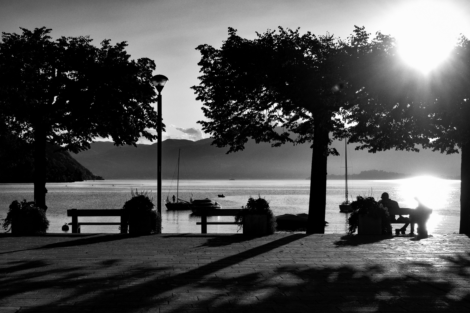 Piazza lago in controluce