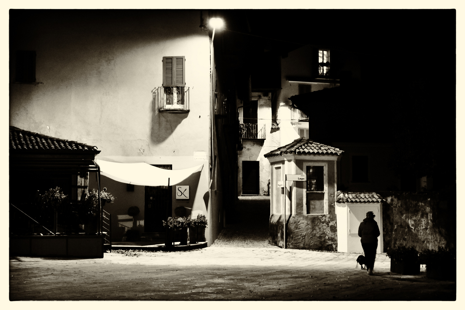 Piazza Lago, notturno