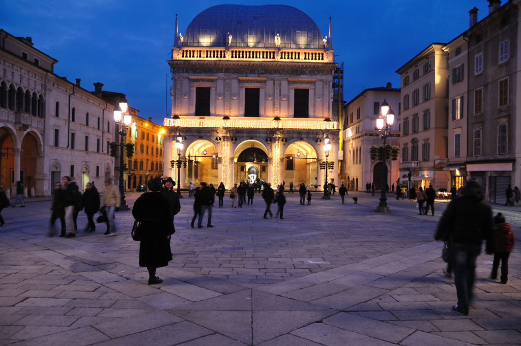 Piazza Loggia di sera