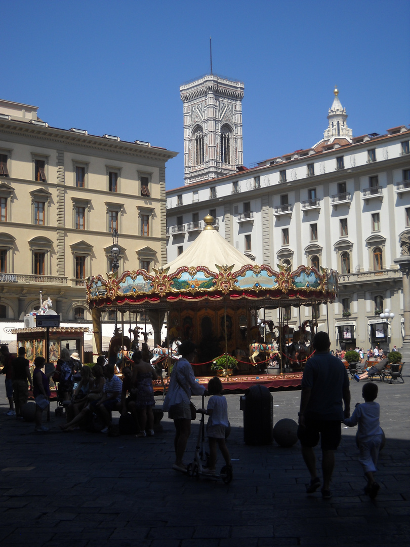 Piazza mit Karussell