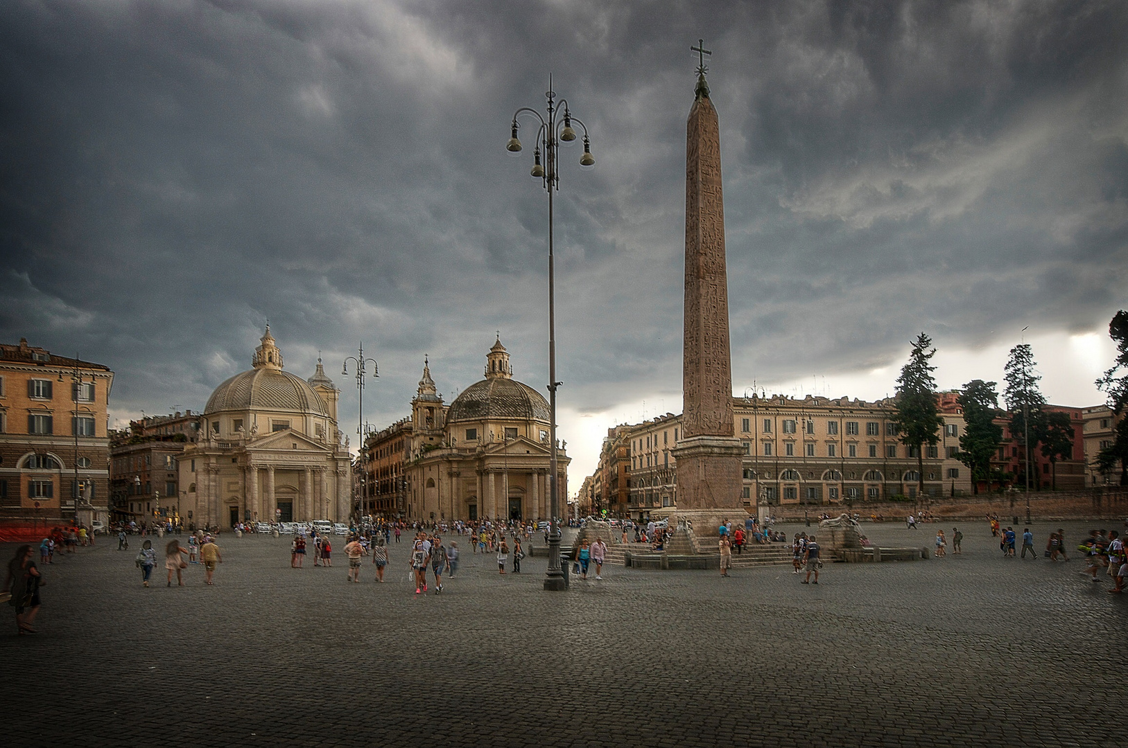 Piazza Popolo kurz vor einem Gewitterausbruch