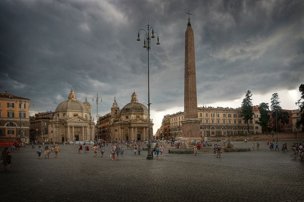 Piazza Popolo kurz vor einem Gewitterausbruch