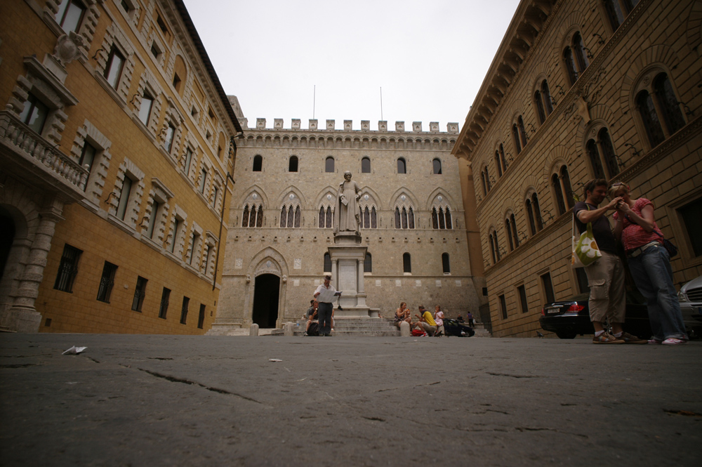 Piazza Salimbeni, Siena