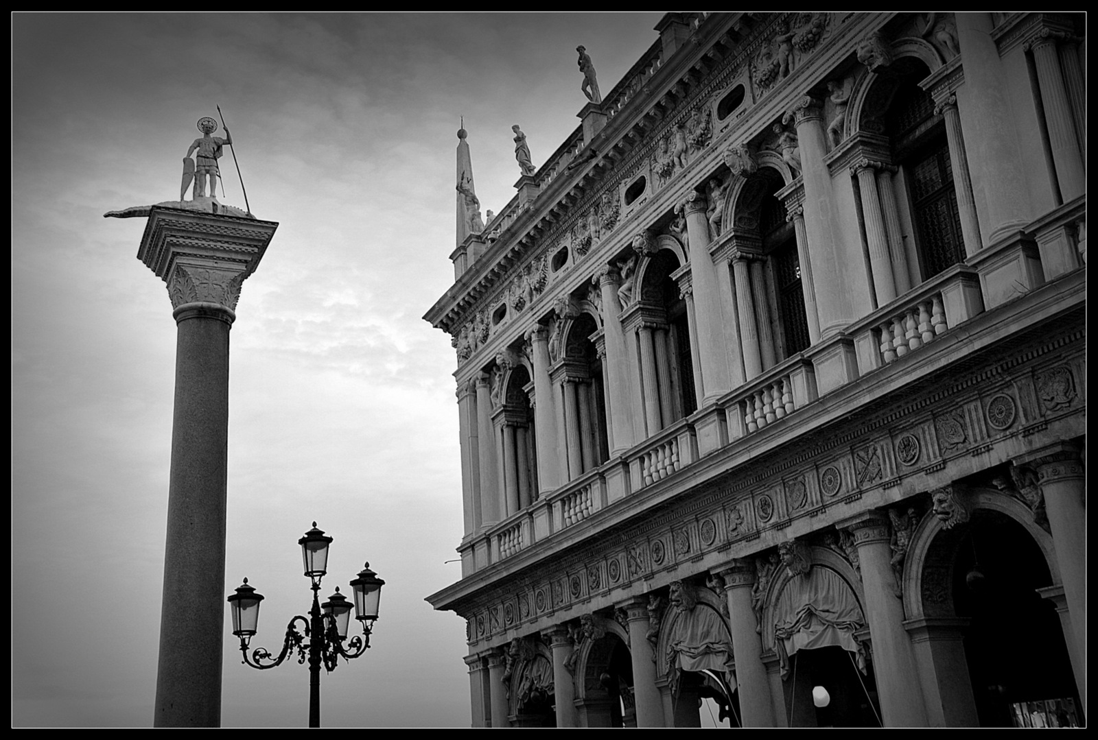 ... Piazza San Marco... Teilansicht...