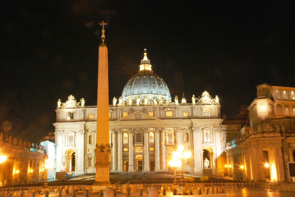 Piazza San PIetro di notte