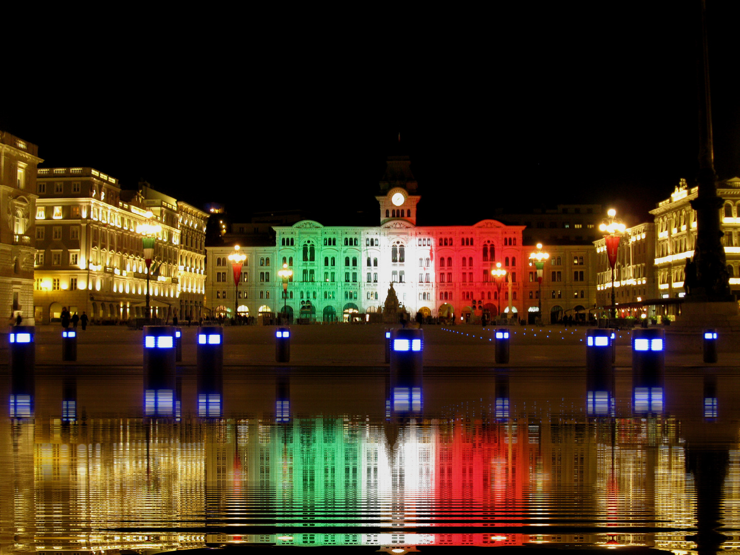 Piazza Unità vista dal mare