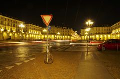 Piazza Vittorio Veneto illuminata a giorno.