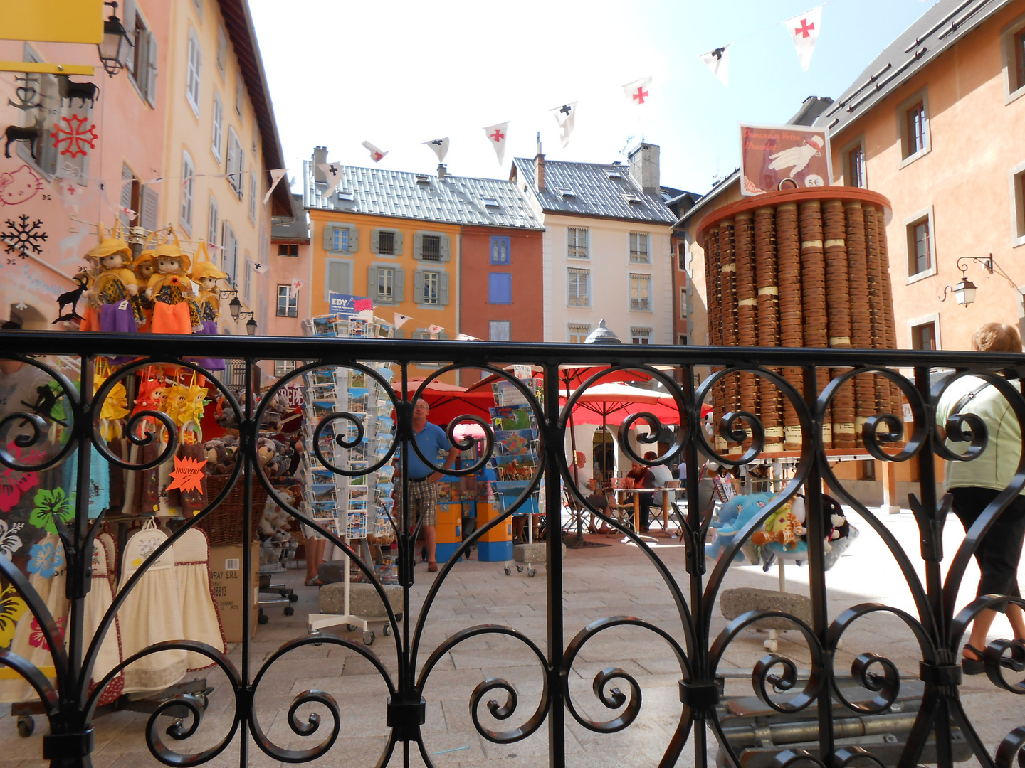 piazzetta colorata a briancon franci