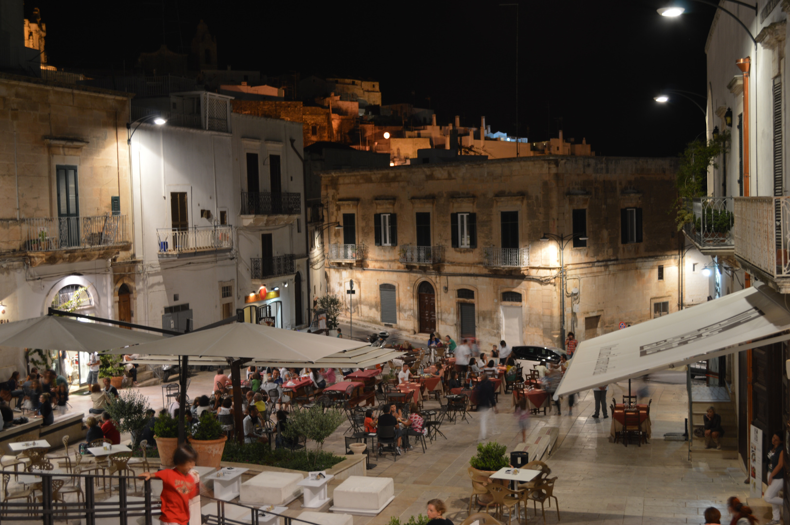 piazzetta notturna di Ostuni