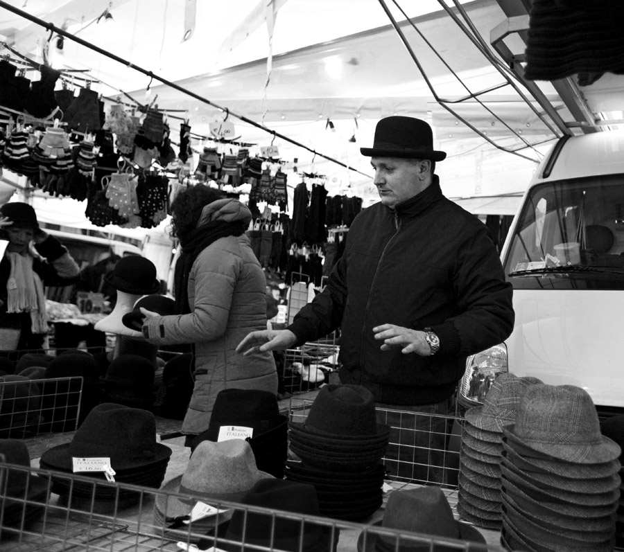 PIAZZOLA 11- IL VENDITORE DI CAPPELLI / THE HATS HAWKER