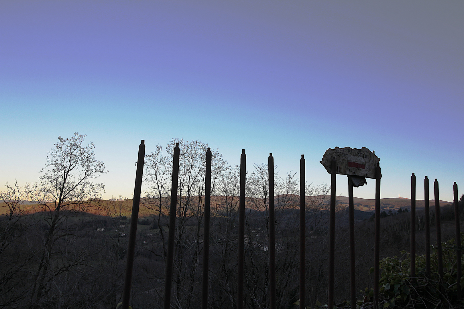 Pic de Nore in der Abendsonne mit etwas martialischem Vordergrund