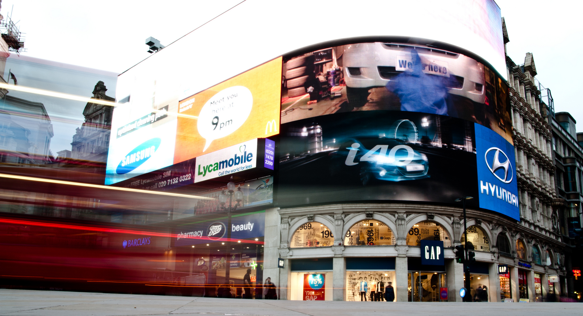 PICCADILLY CIRCUS